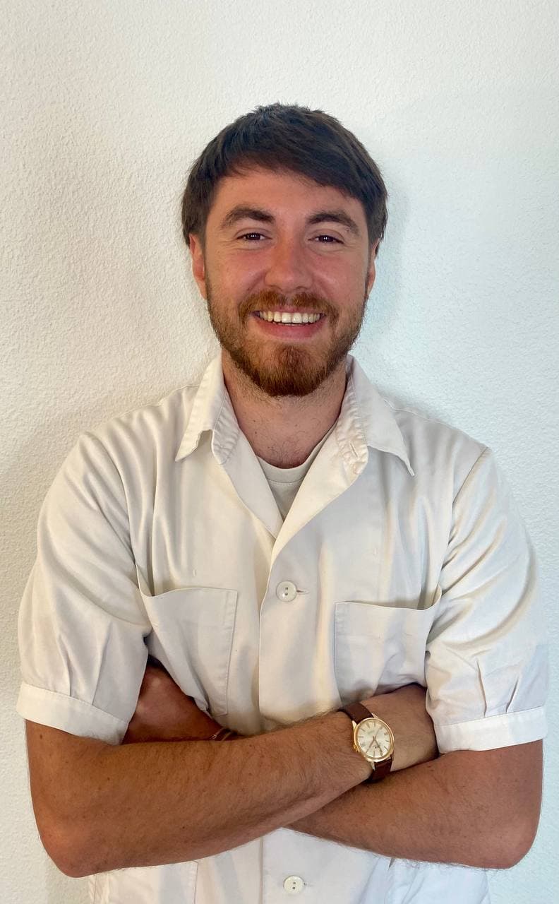 Portrait d'Arnaud Canadas, physiothérapeute spécialisé en rééducation vestibulaire au Cabinet Girardello à Morges